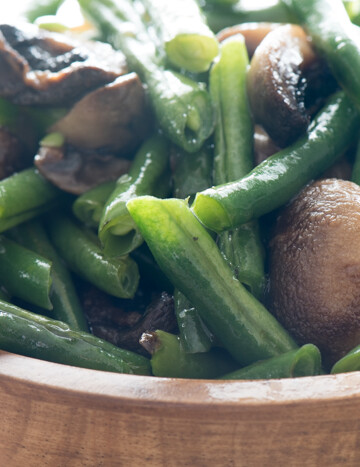 Roasted Green Beans and Mushrooms - brilliantly easy and tasty! | The Recipe Wench